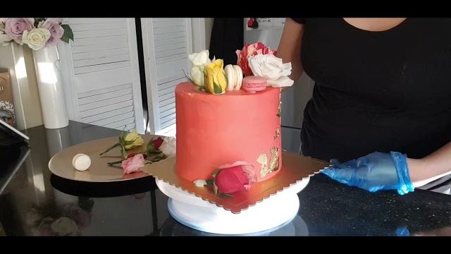 Cake decorating with flower toppers Cake decorating with flower toppers