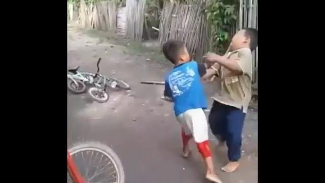 Anak kecil berantem lucu virall!!!!! Anak kecil berantem lucu virall!!!!!