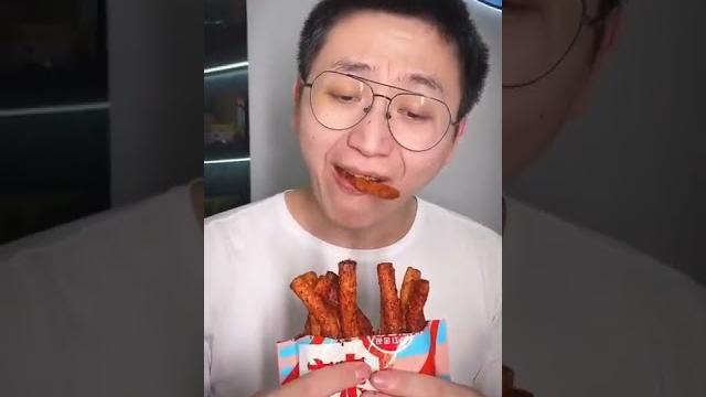 香辣爆汁的辣条,又甜又辣,还是小时候的味道#辣条#怀旧零食 香辣爆汁的辣条,又甜又辣,还是小时候的味道#辣条#怀旧零食