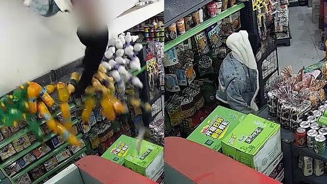超市天花板破裂女孩从天而降,店主:房东女儿蹦跳踩裂了二楼隔板 超市天花板破裂女孩从天而降,店主:房东女儿蹦跳踩裂了二楼隔板