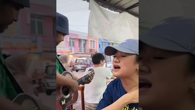 Abangnya ketar - ketir, dengar suara kak cantik ini!!! #lagu #musisijalanan #shorts Abangnya ketar - ketir, dengar suara kak cantik ini!!! #lagu #musisijalanan #shorts