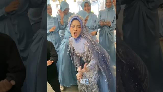 Goyangan pengantin wanita bikin heboh ‼️‼️‼️ #pengantinviral #goyang #joget #heboh #nikah #manten Goyangan pengantin wanita bikin heboh ‼️‼️‼️ #pengantinviral #goyang #joget #heboh #nikah #manten