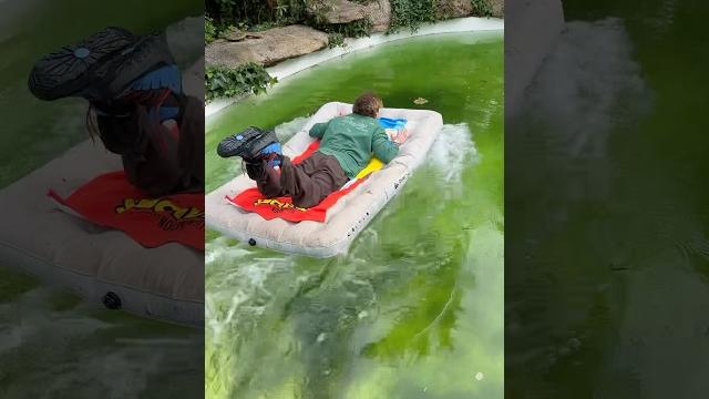 Así se cruza la piscina tóxica Así se cruza la piscina tóxica