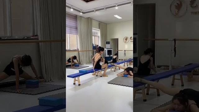 艺考生的日常,压腿露点2 艺考生的日常,压腿露点2