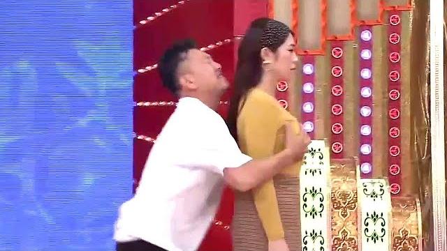 Game show turned into a kissing scene gone wrong Game show turned into a kissing scene gone wrong