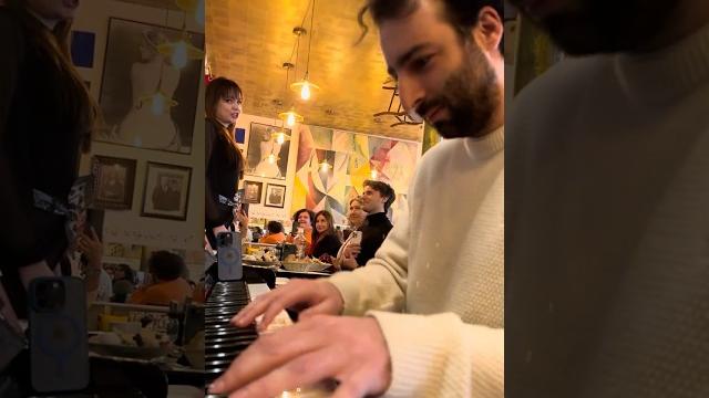 Famous opera singer sings queen of the night in a restaurant! Famous opera singer sings queen of the night in a restaurant!