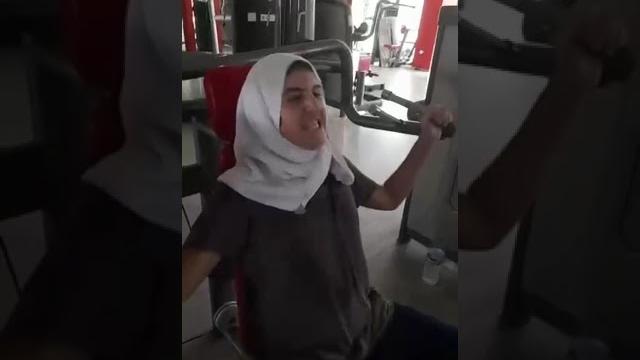 Kaslı ve türbanlı Kaslı ve türbanlı