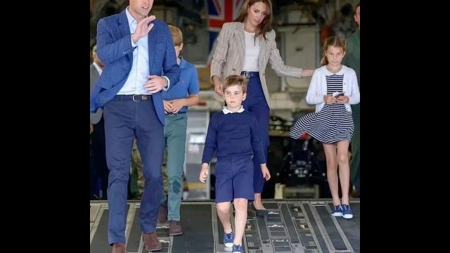 Wow family outing! prince and princess of wales and their children rushing out of the plane Wow family outing! prince and princess of wales and their children rushing out of the plane