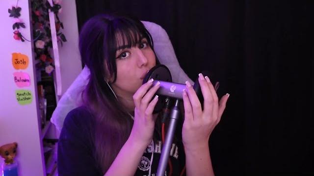 Asmr ear to ear kisses with triggers (+100) Asmr ear to ear kisses with triggers (+100)