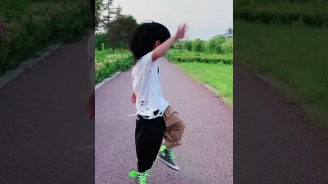 酷热的天气!没能阻挡住这颗爱跳舞的心。#广场舞 #娘俩的小幸福 #每个视频都记录孩子的成长过程 酷热的天气!没能阻挡住这颗爱跳舞的心。#广场舞 #娘俩的小幸福 #每个视频都记录孩子的成长过程