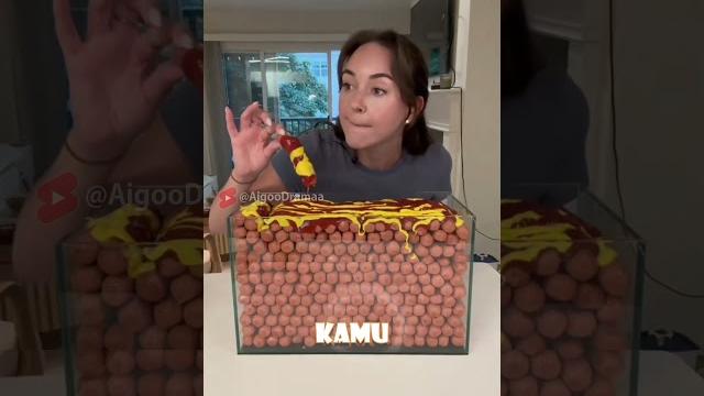 Wanita cantik ini mukbang ratusan sosis ayam #shorts #shortvideo Wanita cantik ini mukbang ratusan sosis ayam #shorts #shortvideo