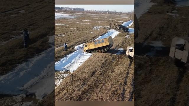 Гусеничный вездеход проходчик гпл-520 против колесного вездехода атрина на преодолении глубокого рва Гусеничный вездеход проходчик гпл-520 против колесного вездехода атрина на преодолении глубокого рва
