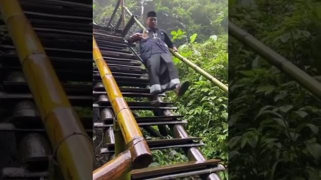 Santri jatuh dari tangga #shorts Santri jatuh dari tangga #shorts