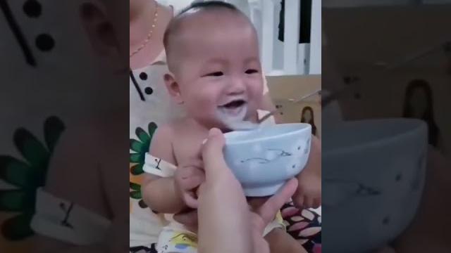 Makan bubur lucunya kalo ketawa Makan bubur lucunya kalo ketawa