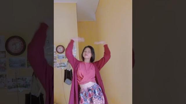 Remas payudara dari belakang enak yah Remas payudara dari belakang enak yah