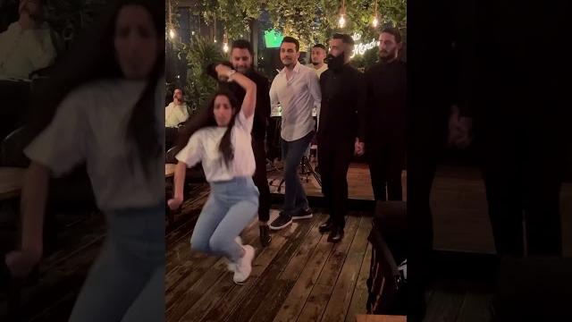 Süper halay çeken kız. Süper halay çeken kız.