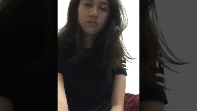 Cewe cantik pamer lidah Cewe cantik pamer lidah