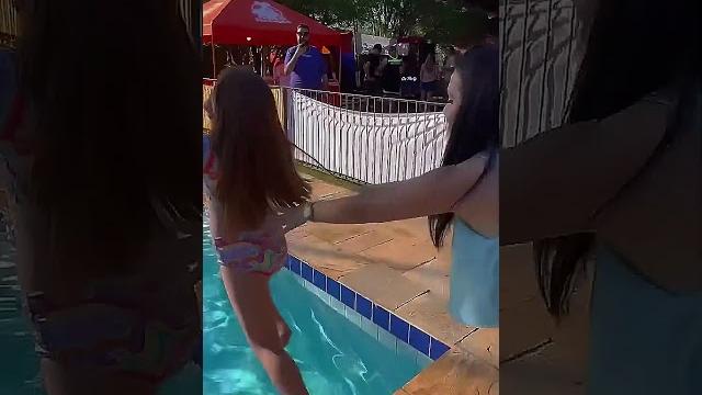 Nossa mãe empurrou ela na piscina!! Nossa mãe empurrou ela na piscina!!