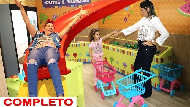 Mamãe e filha brincando no parquinho e mercado de brinquedo Mamãe e filha brincando no parquinho e mercado de brinquedo