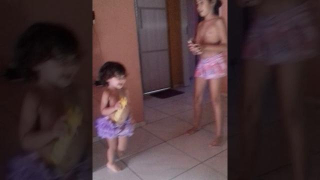 Eu e minha irmã dançando Eu e minha irmã dançando