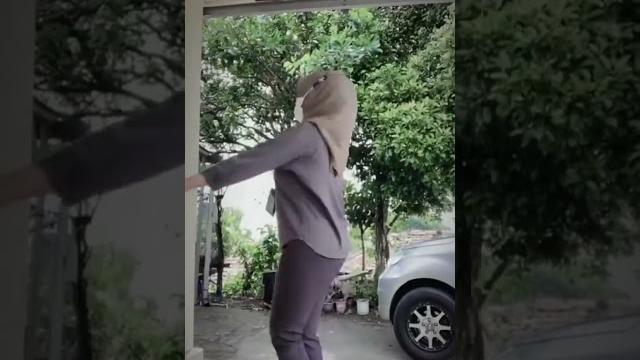 Jilbab diikat leher...celana kain tipis ketat Jilbab diikat leher...celana kain tipis ketat