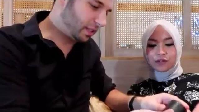 Vidio bokep || gadis berjilbab kencan dengan bule Vidio bokep || gadis berjilbab kencan dengan bule