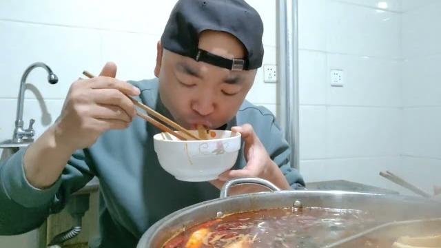 媳妇想吃火锅给悟琨准备了扯面,火锅汤里煮扯面,香辣劲道太过瘾 媳妇想吃火锅给悟琨准备了扯面,火锅汤里煮扯面,香辣劲道太过瘾