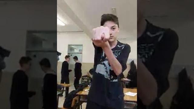 El hareketi çeken liseli El hareketi çeken liseli