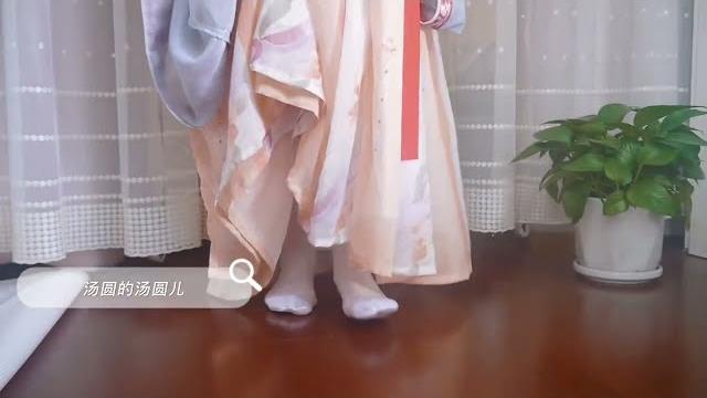 唐制齐胸汉服搭配纯白色丝袜,就很好看呀! 唐制齐胸汉服搭配纯白色丝袜,就很好看呀!