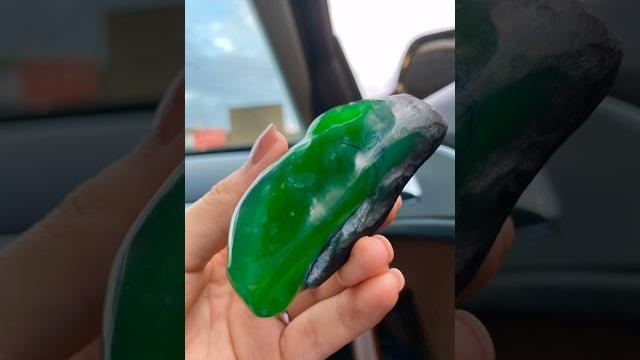 價值4000000塊的翡翠帝王綠,你都不信只有打火機大小吧給大家看看 價值4000000塊的翡翠帝王綠,你都不信只有打火機大小吧給大家看看