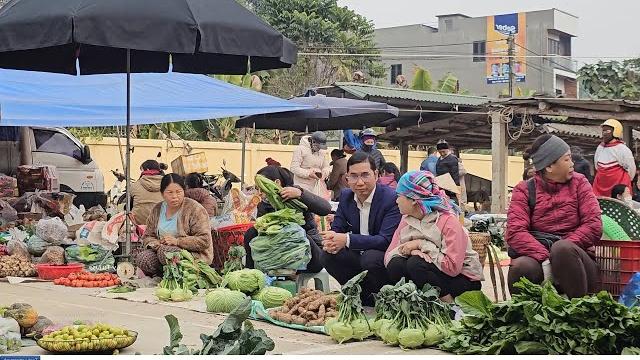 Poor girl and the president when harvesting potatoes and taking them to the market to sell Poor girl and the president when harvesting potatoes and taking them to the market to sell