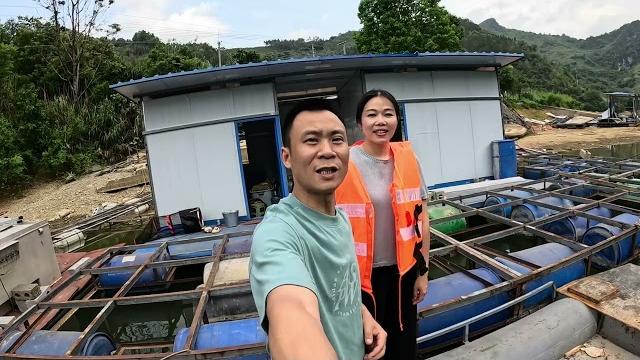 小两口暂停旅行,在红水河上以船屋为家是一种什么样的体验? #水上生活 #船屋 小两口暂停旅行,在红水河上以船屋为家是一种什么样的体验? #水上生活 #船屋