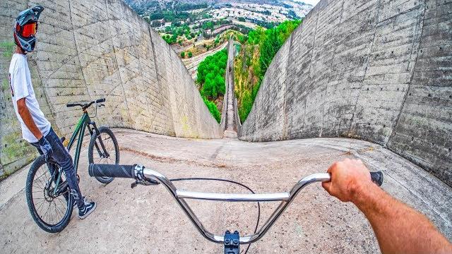 Insane bmx vs mtb hillbomb race! Insane bmx vs mtb hillbomb race!