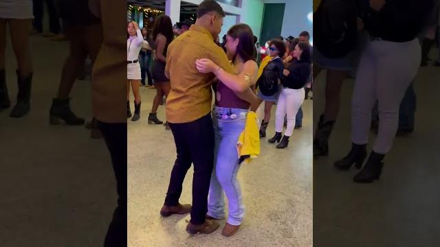 Ela dançando funk… eu falei…bora dançar forró q é mais lucro!#forrozão #dança #patosdeminas Ela dançando funk… eu falei…bora dançar forró q é mais lucro!#forrozão #dança #patosdeminas