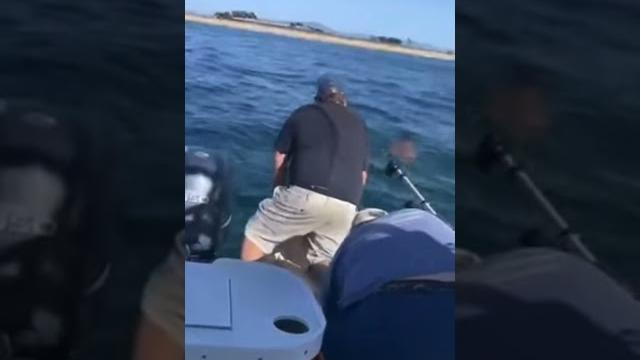 Fishermen rescue two teen girls lost at sea Fishermen rescue two teen girls lost at sea