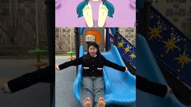 疯狂羽毛挠脚心 逗你一笑烦恼忘掉 看一遍笑一遍 挠痒痒 看完不笑算我输 笑到肚子疼 疯狂羽毛挠脚心 逗你一笑烦恼忘掉 看一遍笑一遍 挠痒痒 看完不笑算我输 笑到肚子疼