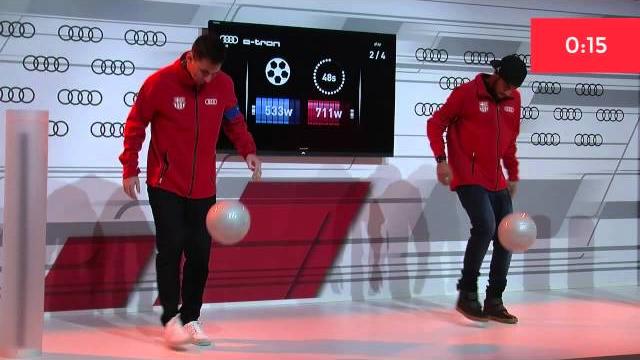Messi vs neymar juggling the ball / www.weloba.com Messi vs neymar juggling the ball / www.weloba.com