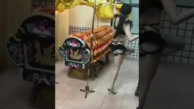 葬礼上的艳舞lap dance at the coffin 葬礼上的艳舞lap dance at the coffin