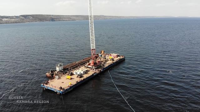 Строительство моста / начало работ на фарватере / понтон с краном "liebherr"/ апрель 2020 / russia Строительство моста / начало работ на фарватере / понтон с краном "liebherr"/ апрель 2020 / russia