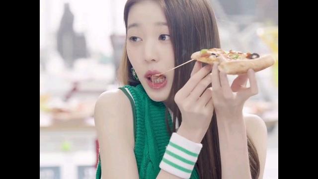 Wonyoung eating pizza video goes viralslayyyy queen Wonyoung eating pizza video goes viralslayyyy queen
