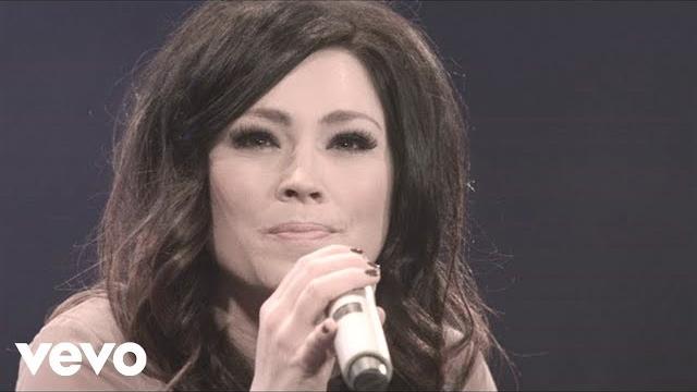 Kari jobe - i am not alone (live) Kari jobe - i am not alone (live)