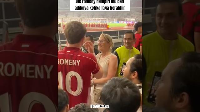 Moment ole romeny menghampiri ibu dan adiknya setelah laga indonesia vs china berakhir Moment ole romeny menghampiri ibu dan adiknya setelah laga indonesia vs china berakhir