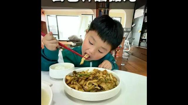 自己种蘑菇吃,可太香了。还能观察蘑菇的成长过程,好方便 还能培养孩子责任感跟做家务能力。一举多得#种蘑菇 自己种蘑菇吃,可太香了。还能观察蘑菇的成长过程,好方便 还能培养孩子责任感跟做家务能力。一举多得#种蘑菇