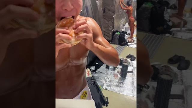 Bodybuilder has cheat meal after months Bodybuilder has cheat meal after months
