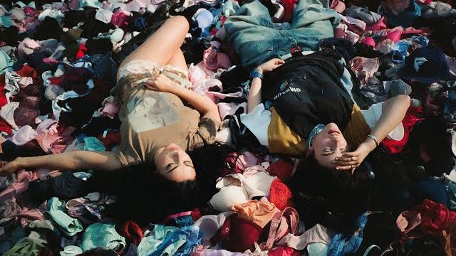 Charli xcx - guess featuring billie eilish (official video) Charli xcx - guess featuring billie eilish (official video)