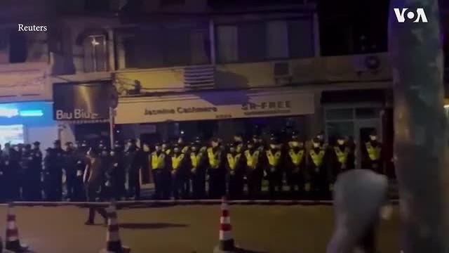 上海抗议者喊出“习近平下台”的口号 上海抗议者喊出“习近平下台”的口号