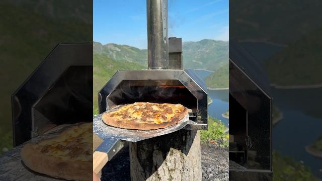 Kavurmalı kaşarlı pide | turkish-style flatbread with sautéed meat and melted cheese #ortaklık Kavurmalı kaşarlı pide | turkish-style flatbread with sautéed meat and melted cheese #ortaklık