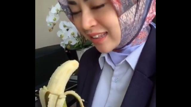 Mamah suka pisang lokal #shorts Mamah suka pisang lokal #shorts