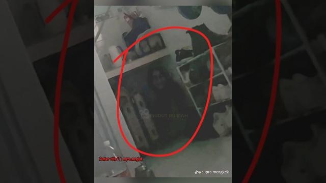 Jangan nonton sendirian kalo lu gak punya nyali gede️ #trending #shorts #creepy #horror #seram Jangan nonton sendirian kalo lu gak punya nyali gede️ #trending #shorts #creepy #horror #seram