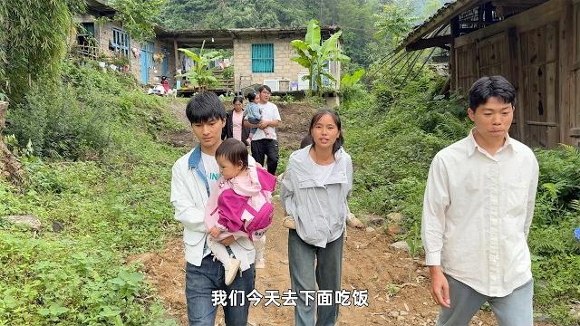 遠道而來的粉絲朋友要走了,李俊小琴請客去城裡吃大餐,姊姊也回來了 遠道而來的粉絲朋友要走了,李俊小琴請客去城裡吃大餐,姊姊也回來了